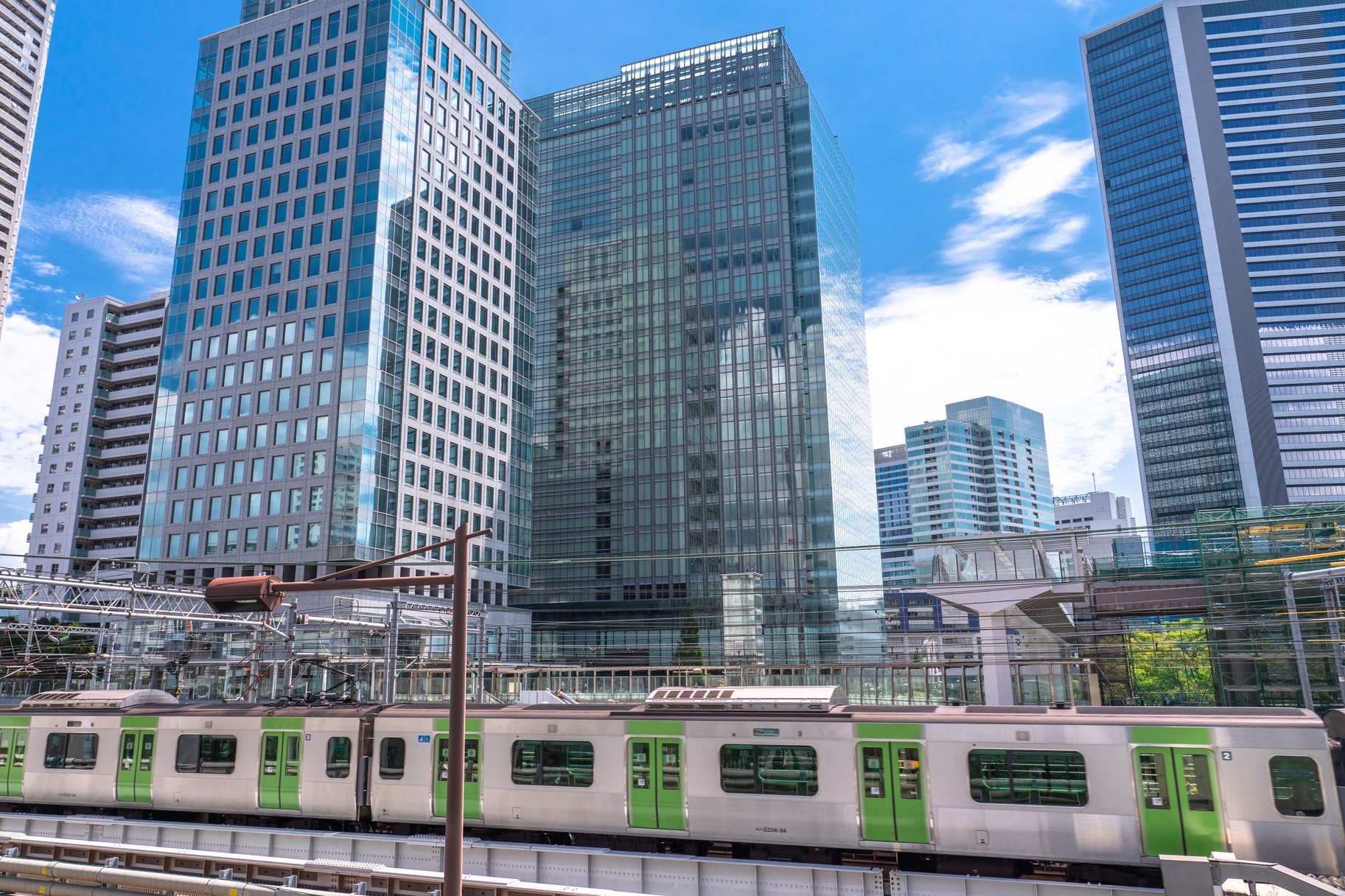 東京都心の風景と電車